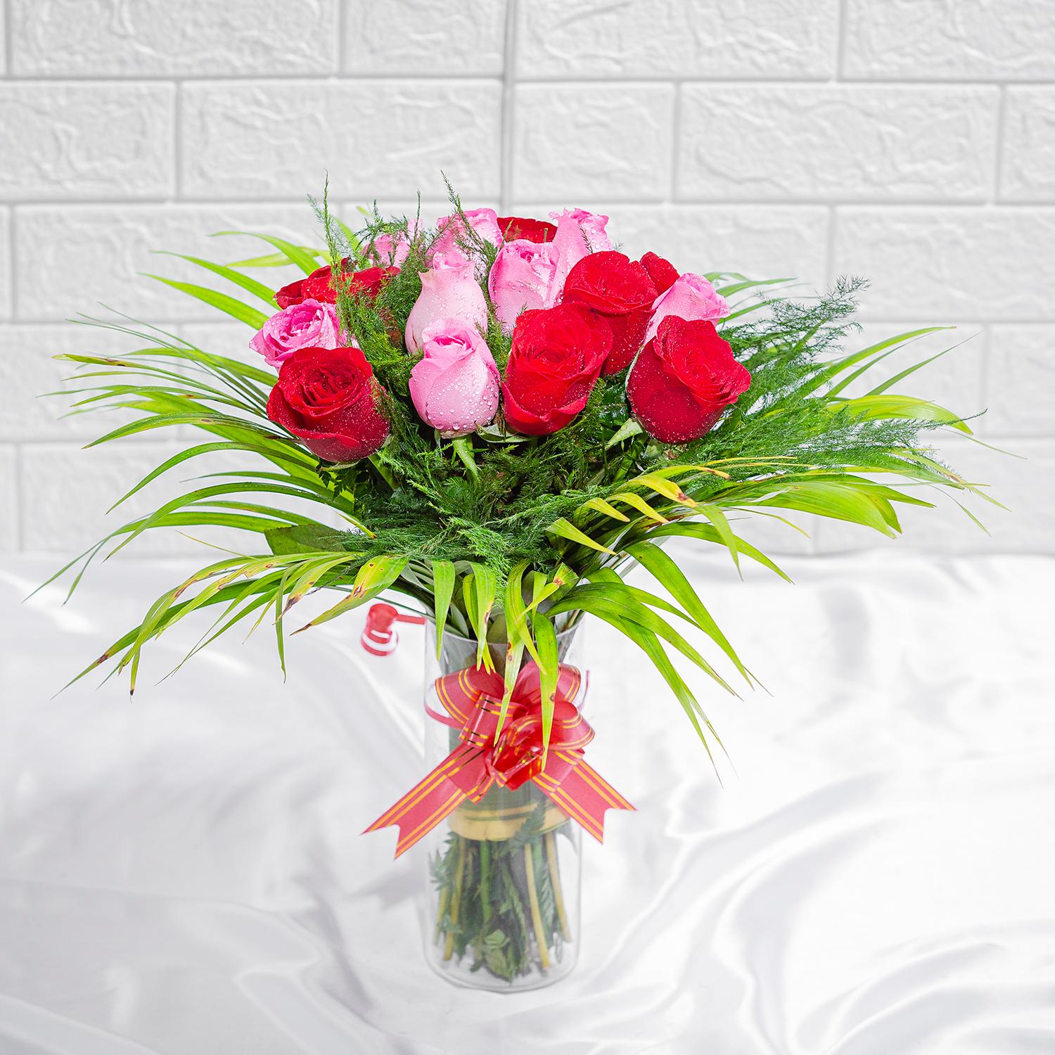 Mix Infatuation Roses In Cylindrical Vase |