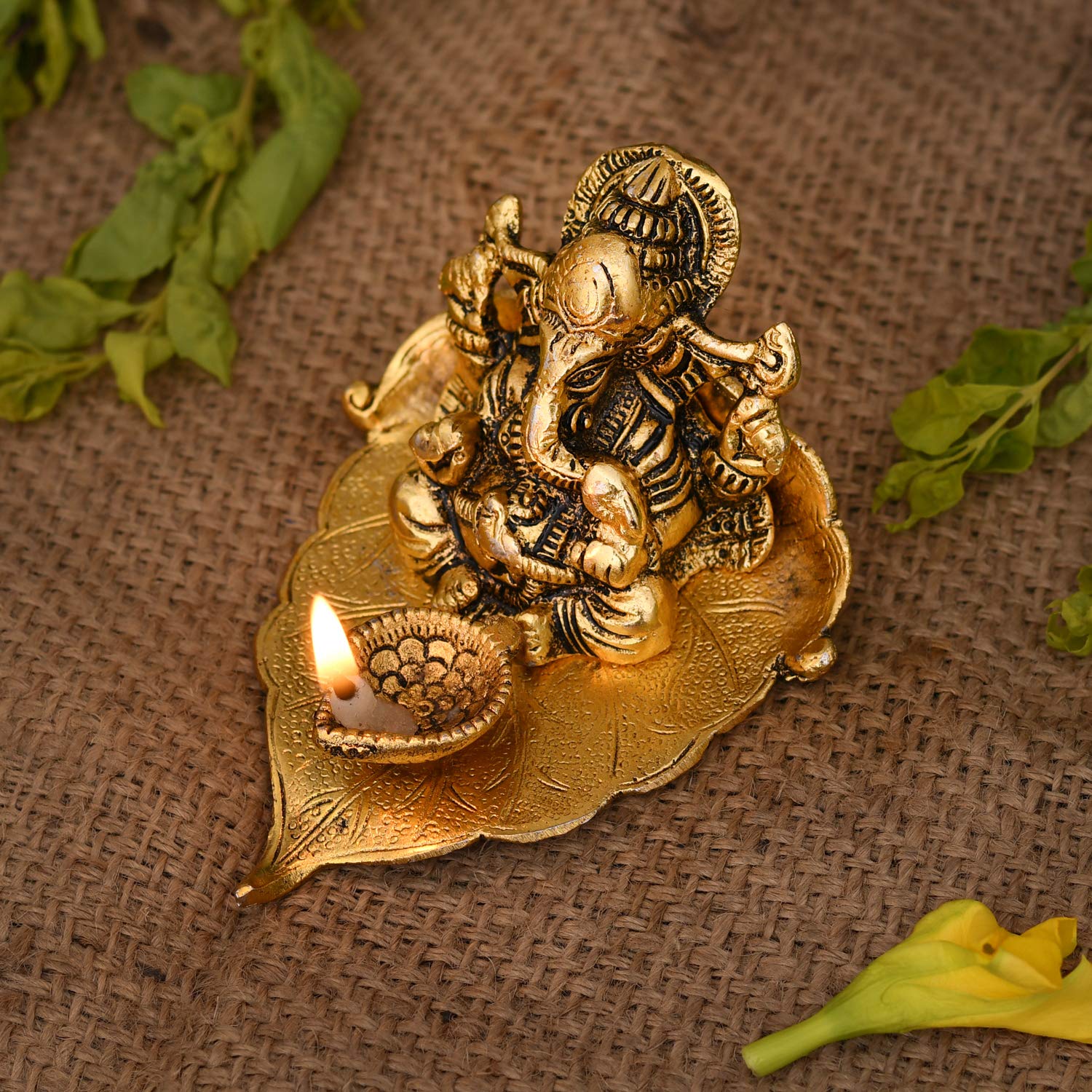 Gift Online Ganesh with Diya And Spread a Positive Energy Around You |